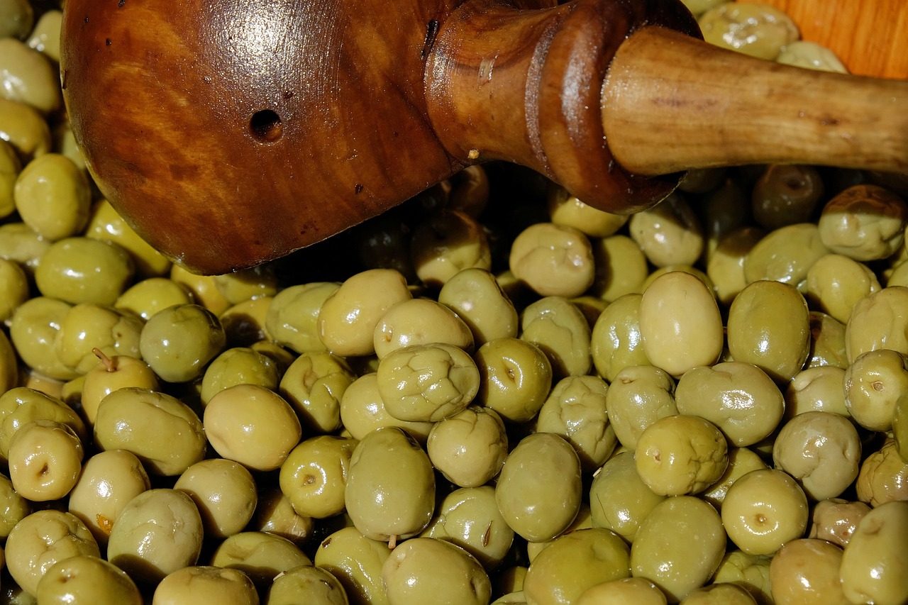 Pestré ingrediencie a čerstvé potraviny rozložené na drevenom stole
